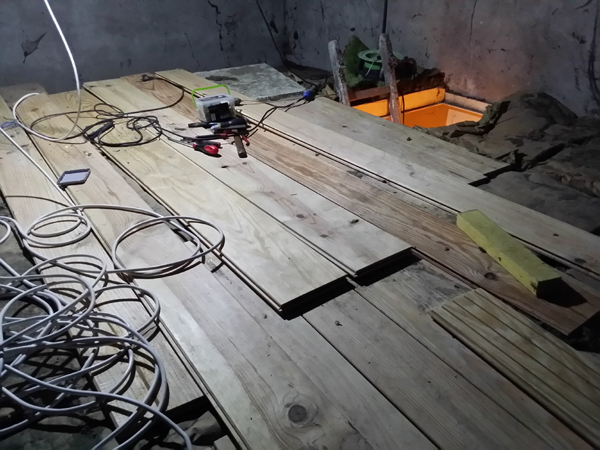 planches dans les combles